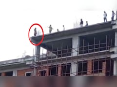 VIDEO: शादी की जिद पर अड़ी युवती निर्माणाधीन एम्स की छत पर चढ़ी; पुलिस-परिजन नहीं समझा पाए, बुलाना पड़ा प्रेमी