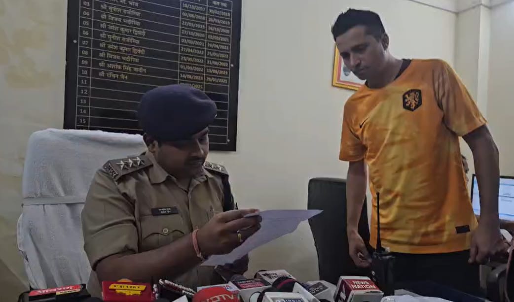 Tanya Mittal Controversy: पुलिस से शिकायत करते फैजान Tanya Mittal Controversy: पुलिस से शिकायत करते फैजान