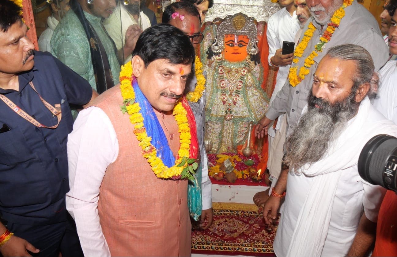हनुमान मंदिर में दर्शन के दौरान सीएम. हनुमान मंदिर में दर्शन के दौरान सीएम.