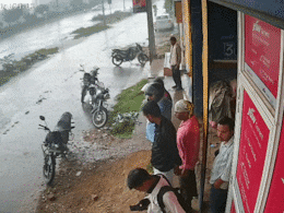बारिश में तेज रफ्तार कार ने स्कूटी सवार को उड़ाया, फट गए टायर, जयपुर का रौंगटे खड़े करने वाला CCTV