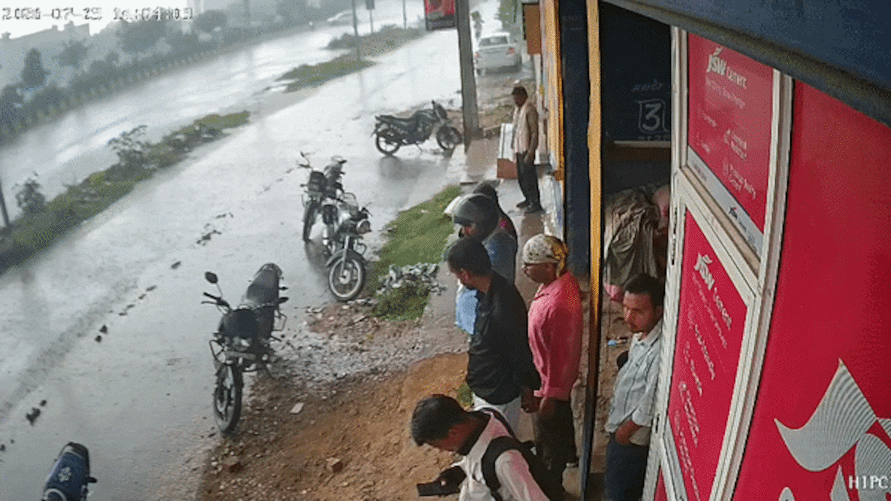 बारिश में तेज रफ्तार कार ने स्कूटी सवार को उड़ाया, फट गए टायर, जयपुर का रौंगटे खड़े करने वाला CCTV