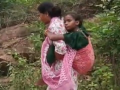 छात्रा की जान बचाने के लिए पथरीले रास्ते पर चली वार्डन, पीठ पर लादकर पहुंचाया अस्पताल