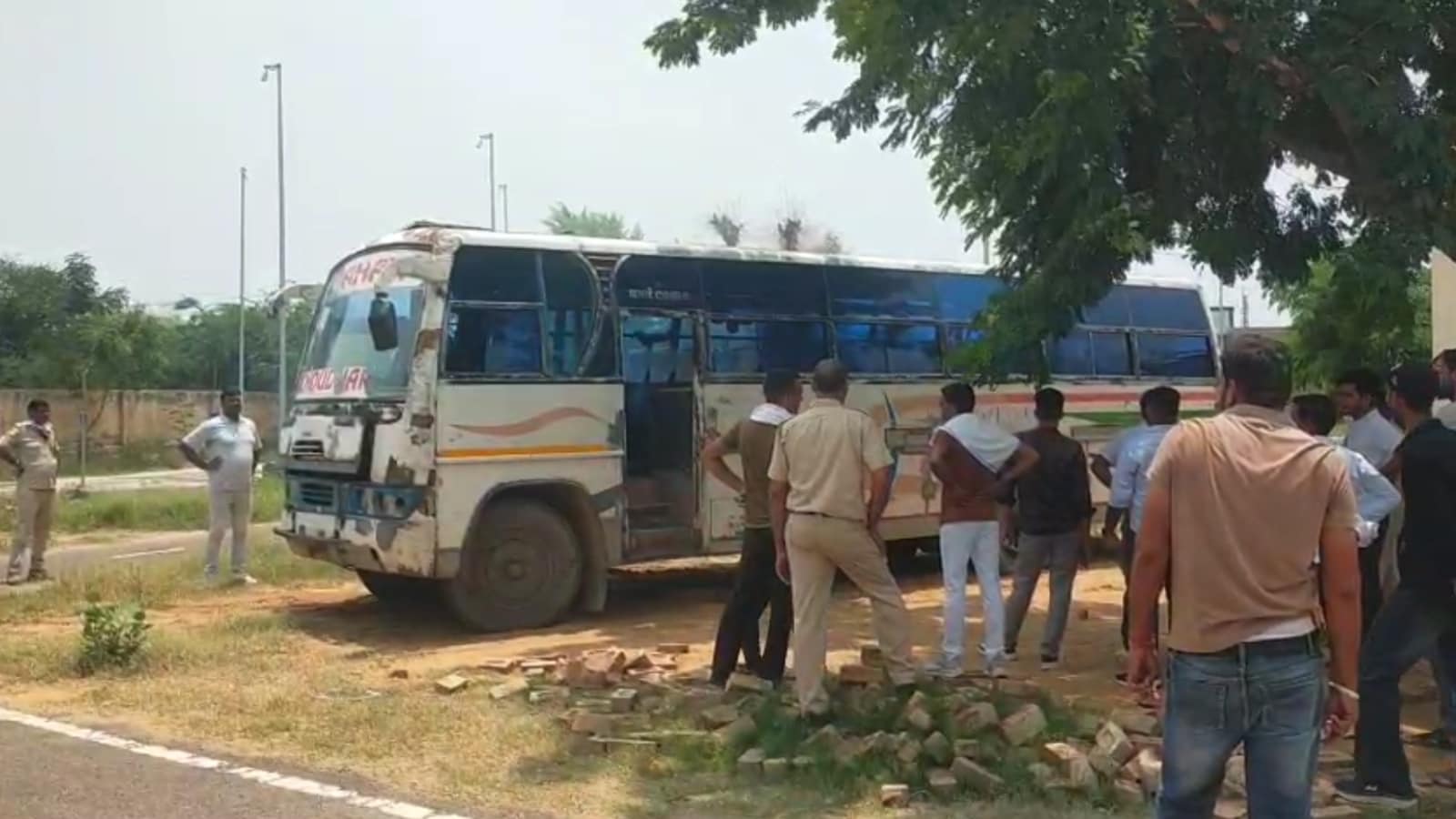 तीनों बसों को सीज कर लिया गया है तीनों बसों को सीज कर लिया गया है