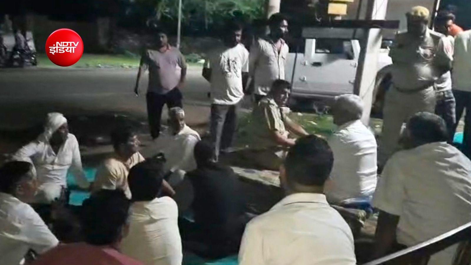लोग रात को स्कूल के बाहर धरने पर बैठ गए