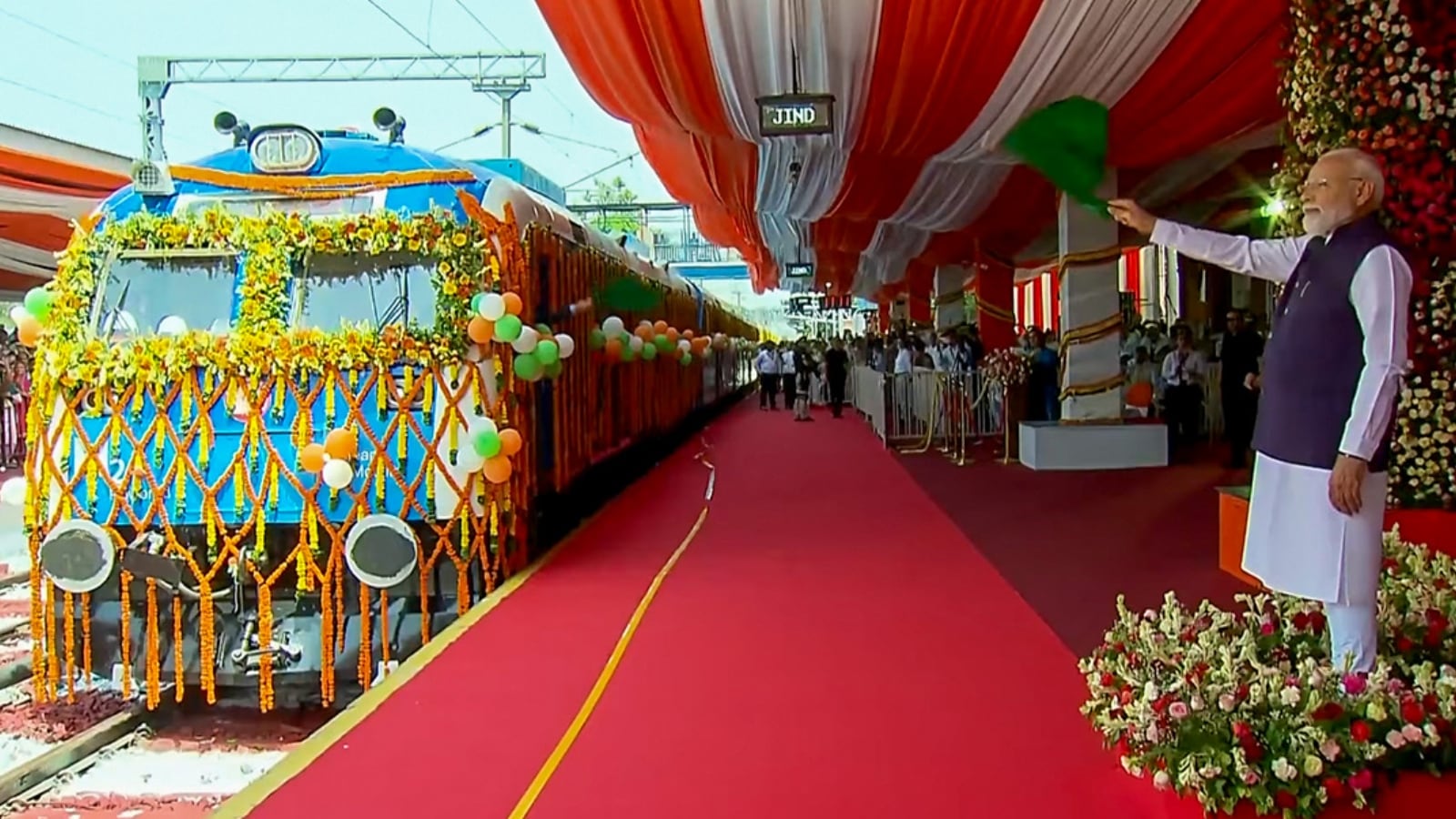 पहली हाइड्रोजन ट्रेन को हरी झंडी दिखाते पीएम मोदी पहली हाइड्रोजन ट्रेन को हरी झंडी दिखाते पीएम मोदी