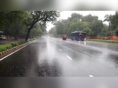 LIVE: दिल्ली-NCR में झमाझम बारिश, लोगों को गर्मी से मिली राहत