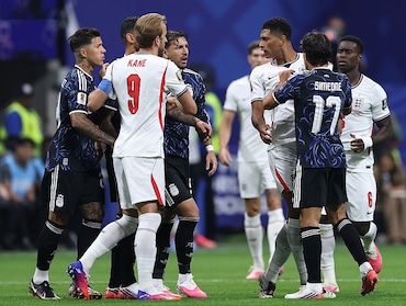 Argentina vs England LIVE Score:  शुरुआती मिनटों में हो गई लड़ाई, अर्जेंटीना के खिलाड़ी ने इंग्लैंड के खिलाड़ी को मारा