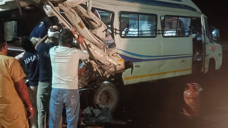 दिल्ली-मुंबई एक्सप्रेसवे पर गडकरी के दौरे से पहले हादसा, महाकाल से लौटते टूरिस्ट बस की टक्कर