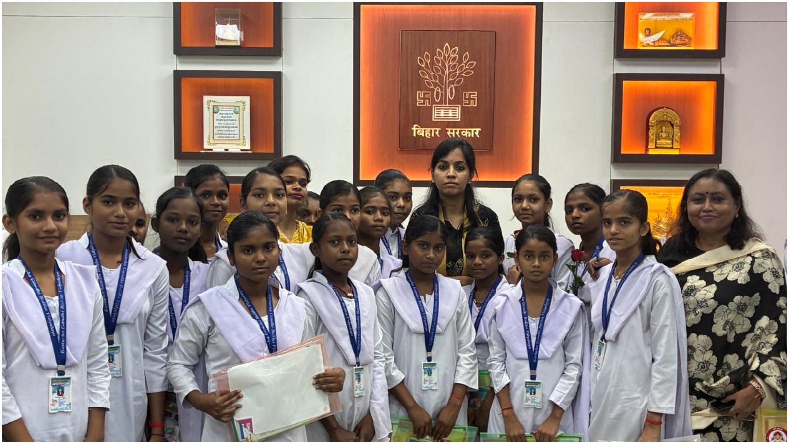 Nalanda DM Udita Singh IAS Success Story School Girl Visit Nalanda DM Udita Singh IAS Success Story School Girl Visit