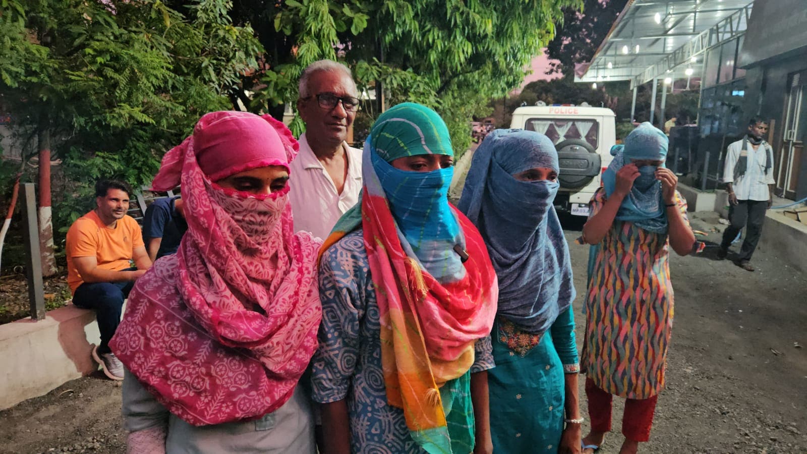 Indore Job Scam: शिकायत लेकर थाने पहुंची पीड़िता Indore Job Scam: शिकायत लेकर थाने पहुंची पीड़िता