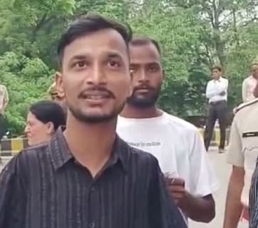 दोनों हाथ नहीं तो मुंह से पेन पकड़ दे रहे परीक्षा, संघर्ष और जज्बे की यह कहानी कर देगी भावुक