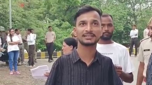 दोनों हाथ नहीं तो मुंह से पेन पकड़ दे रहे परीक्षा, संघर्ष और जज्बे की यह कहानी कर देगी भावुक