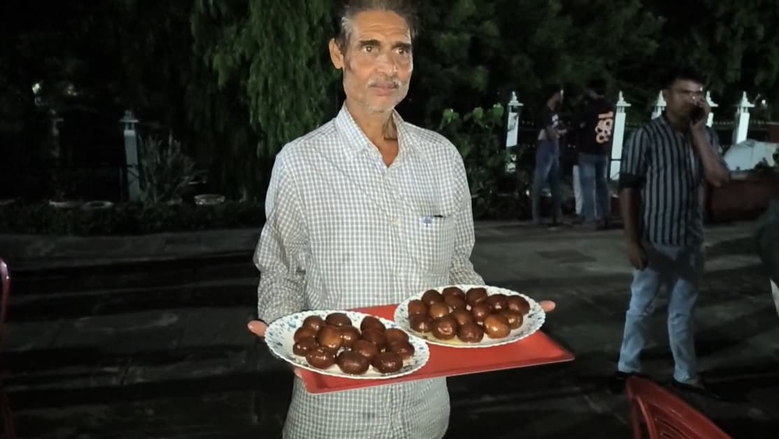 टिकट के ऐलान के बाद जमकर बंटे गुलाब जामुन. टिकट के ऐलान के बाद जमकर बंटे गुलाब जामुन.