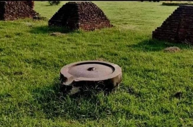 सोशल मीडिया पर अदीना मस्जिद के पास शिवलिंग होने का दावा किया जा रहा है. सोशल मीडिया पर अदीना मस्जिद के पास शिवलिंग होने का दावा किया जा रहा है.