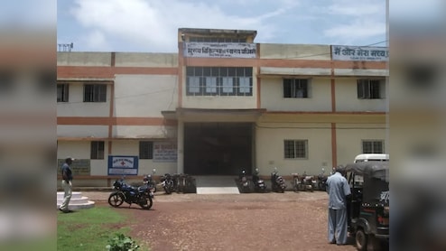 अब शिवपुरी में सिस्टम फेल: एंबुलेंस न मिलने पर सड़क पर दिया बच्चे को जन्म, तहसीलदार ने बचाई जच्चा-बच्चा की जान