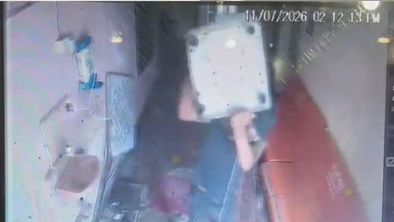 अमरावती में 'बाहुबली चोर' का कारनामा! दिनदहाड़े कंधे पर 40 KG का वॉटर कूलर उठाकर ले गया, CCTV में कैद