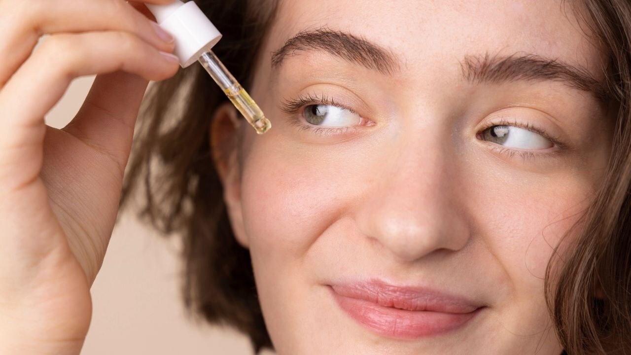 Salicylic Acid, Niacinamide, Hyaluronic Acid...ऑयली स्किन पर कौन सा सीरम लगाना चाहिए और ड्राई स्किन पर कौन सा?
