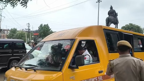 बांसवाड़ा में वैन हादसे के बाद पुलिस का एक्शन, सेंट मैथ्यू स्कूल का वाहन जब्त, सुरक्षा उपकरण भी नहीं मिले