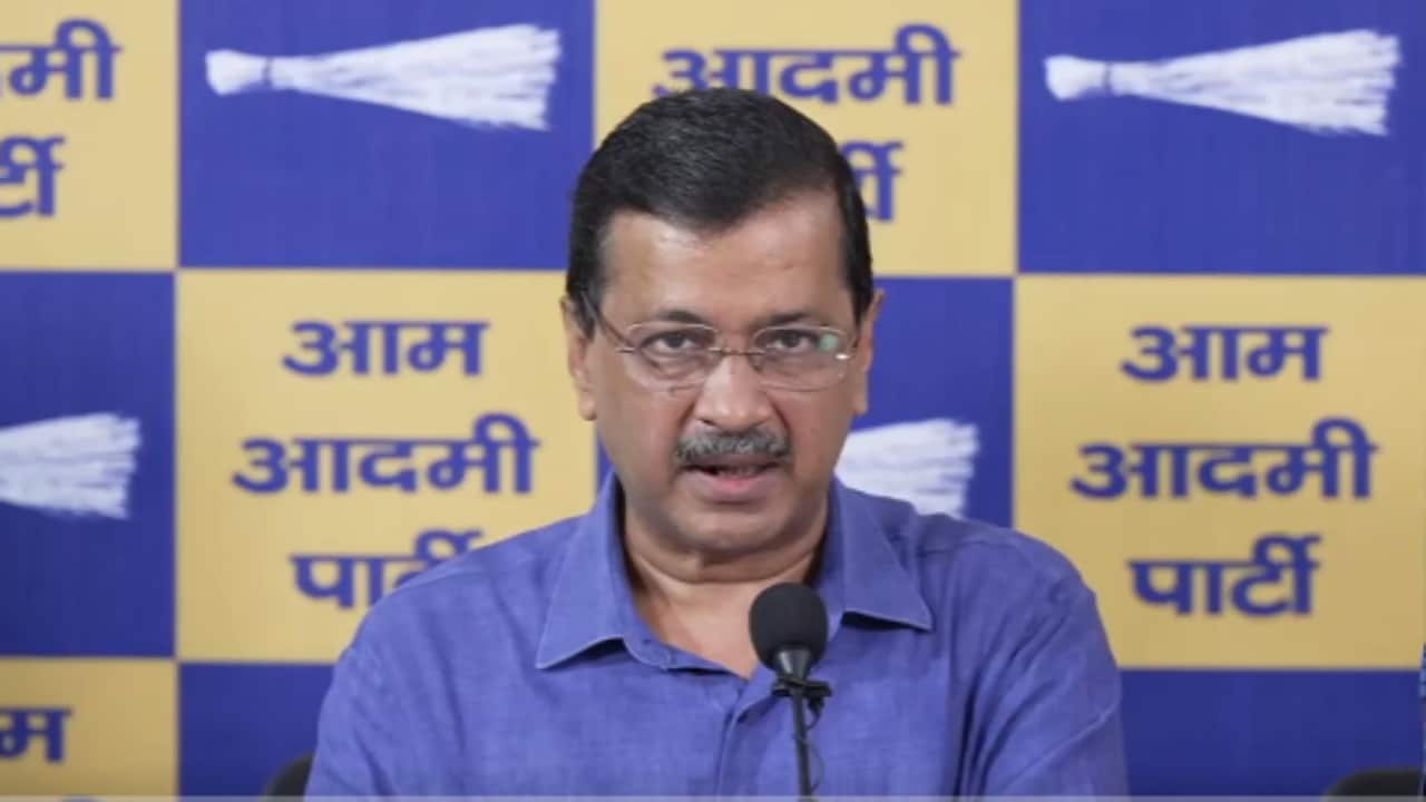 अरविंद केजरीवाल ने मंदिर मार्ग थाने में प्रदर्शनकारियों से की मुलाकात, जानें क्या कहा