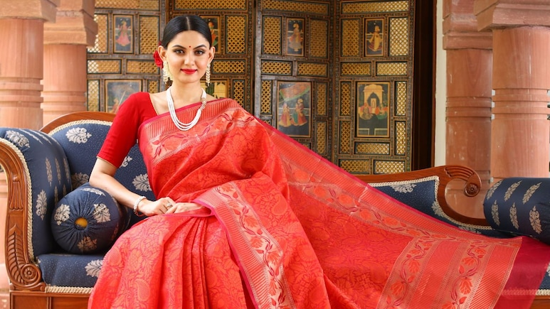 महफिल की जान बन जाएंगे आपके ये ट्रेडिशनल लुक्स, आज ही वार्डरोब में शामिल करें ये 5 खूबसूरत साड़ियां
