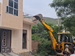 स&zwj;िगरेट उधार नहीं देने पर मारा चाकू, प्रशासन ने आरोप&zwj;ियों के घर पर चलाया बुलडोजर