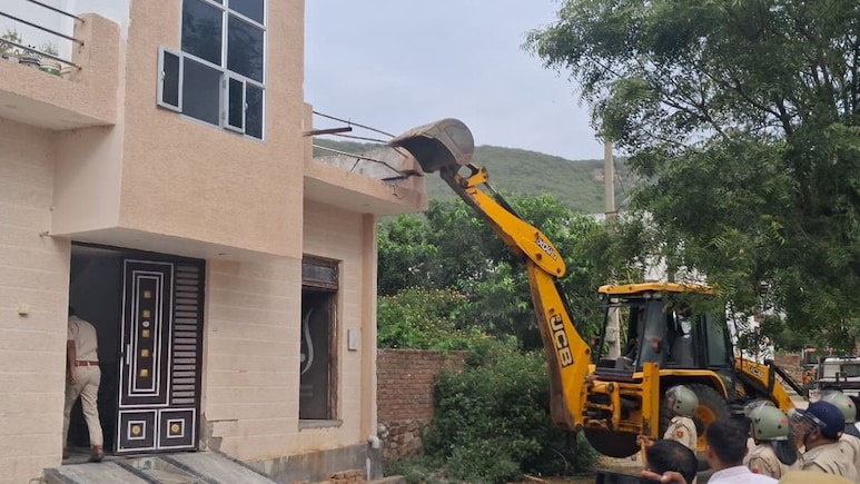 स&zwj;िगरेट उधार नहीं देने पर मारा चाकू, प्रशासन ने आरोप&zwj;ियों के घर पर चलाया बुलडोजर