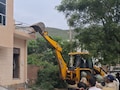 स&zwj;िगरेट उधार नहीं देने पर मारा चाकू, प्रशासन ने आरोप&zwj;ियों के घर पर चलाया बुलडोजर