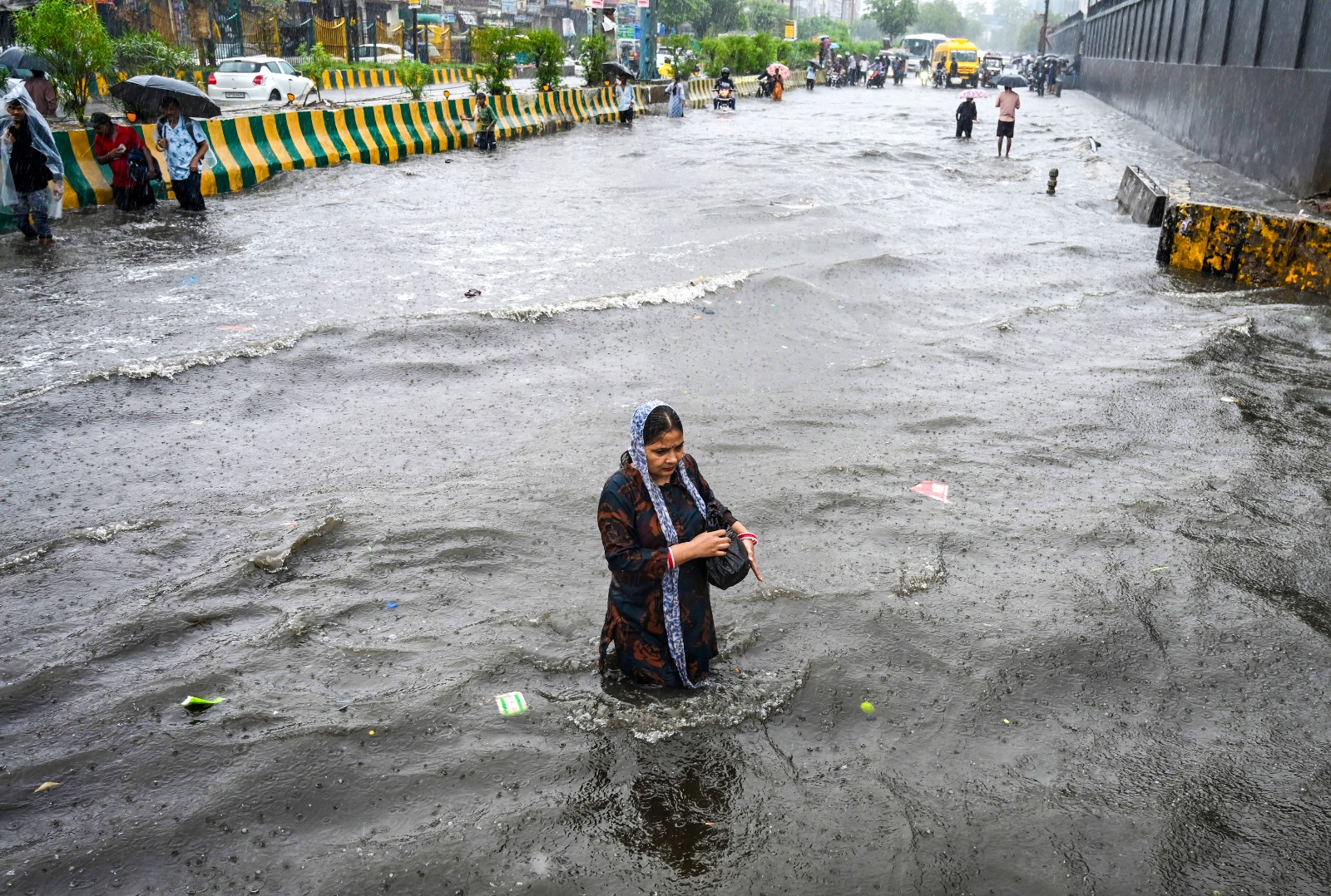 Weather Today: नोएडा, गाजियाबाद में आज भारी बारिश, दिल्ली में भी बरसेंगे बदरा, जानें UP-बिहार से राजस्थान तक आज का मौसम