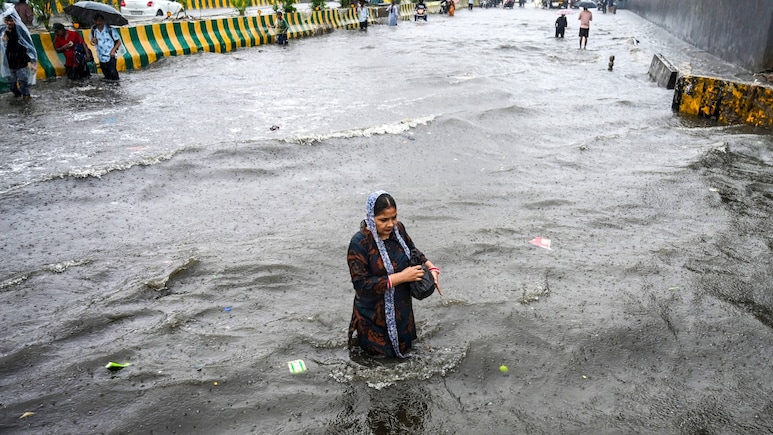 नोएडा, गाजियाबाद में आज भारी बारिश के आसार, दिल्ली में बरसेंगे बदरा, जानें UP-बिहार से राजस्थान तक आज का मौसम