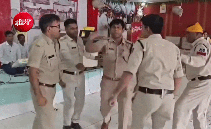 VIDEO: गोविंदा के गाने पर डिप्टी जेलर का जबरदस्त डांस, जेल सुपरिटेंडेंट के बर्थडे पर बांध दिया समा