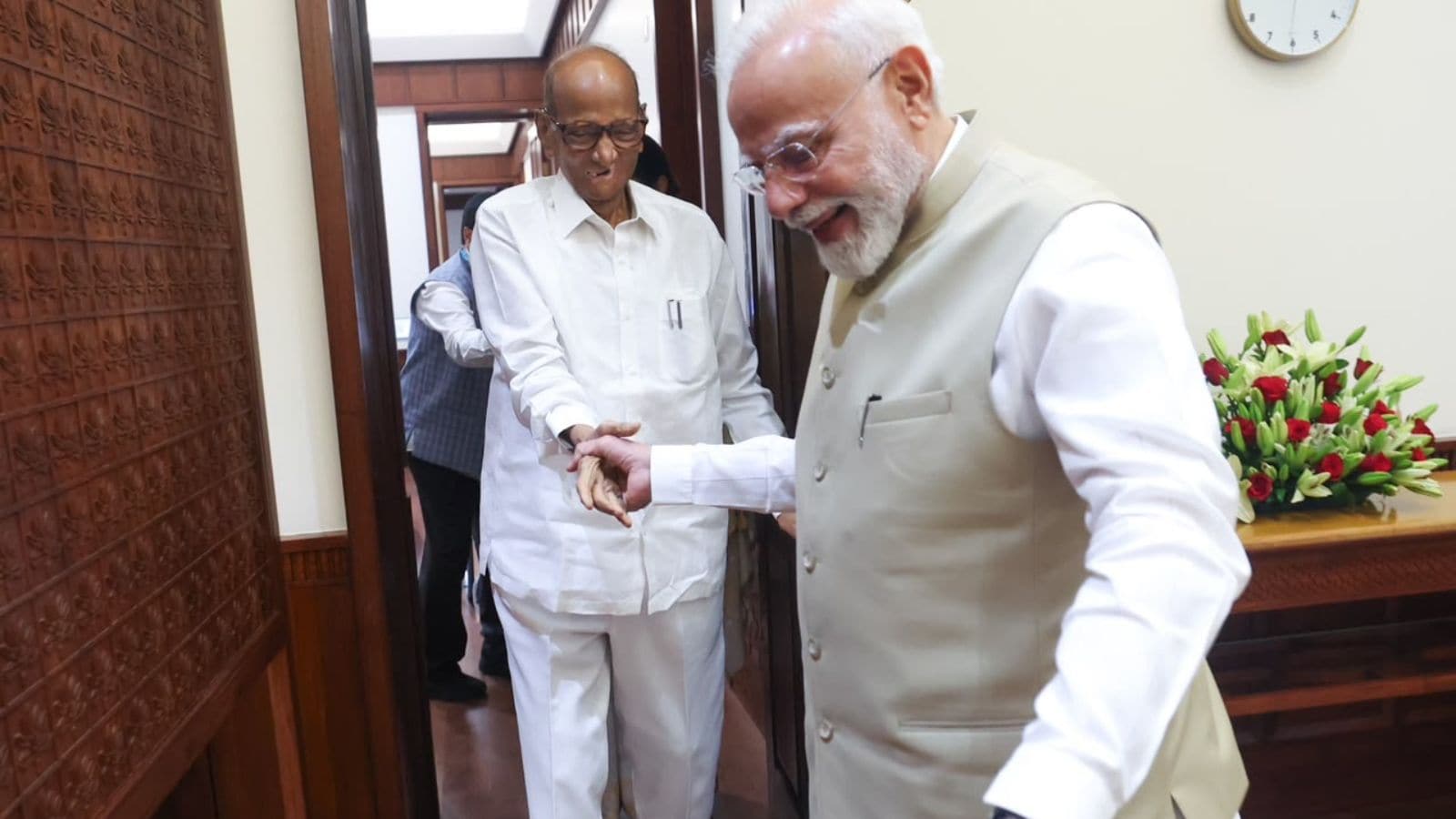 पीएम मोदी शरद पवार का हाथ पकड़ अंदर लाए पीएम मोदी शरद पवार का हाथ पकड़ अंदर लाए