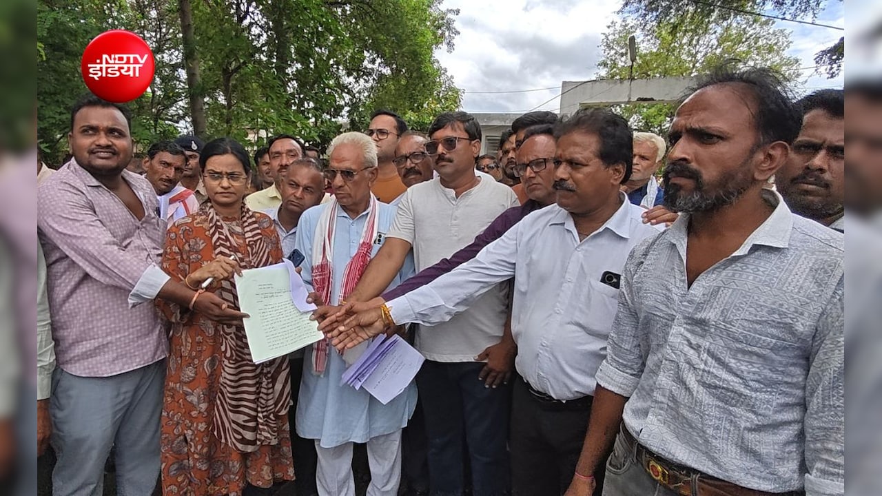 20 हजार में लगाई फसल, 400 रुपये भरा प्रीमियम, ₹70 मिला बीमा; किसानों ने किया जोरदार प्रदर्शन