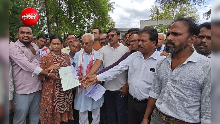 20 हजार में लगाई फसल, 400 रुपये भरा प्रीमियम, ₹70 मिला बीमा; किसानों ने किया जोरदार प्रदर्शन