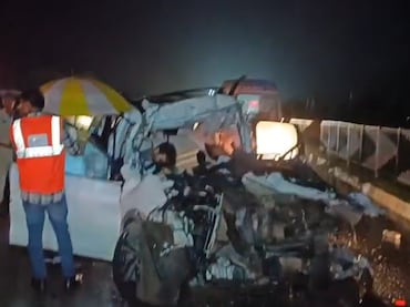 जन्मदिन की खुशियां मातम में बदलीं: NH-30 ट्रक में पीछे टकराई SUV, एक ही परिवार के पांच लोगों की मौत