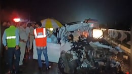 जन्मदिन की खुशियां मातम में बदलीं: NH-30 ट्रक में पीछे टकराई SUV, एक ही परिवार के पांच लोगों की मौत