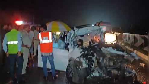 जन्मदिन की खुशियां मातम में बदलीं: NH-30 ट्रक में पीछे टकराई SUV, एक ही परिवार के पांच लोगों की मौत