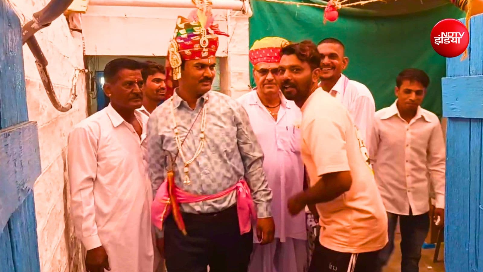 विवाह आयोजन में परिजन और करीबी शामिल हुए विवाह आयोजन में परिजन और करीबी शामिल हुए