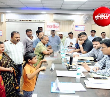VIDEO: 'ताऊ ने घर में ताला लगा दिया'; DM के सामने 13 वर्षीय छात्र की बेबाक फरियाद, सुनकर सब रह गए हैरान