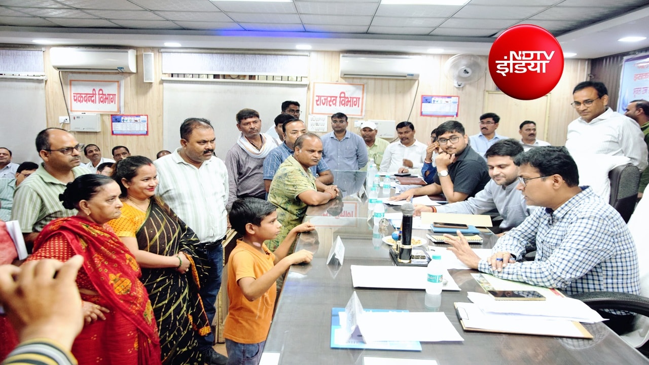 VIDEO: 'ताऊ ने घर में ताला लगा दिया'; DM के सामने 13 वर्षीय छात्र की बेबाक फरियाद, सुनकर सब रह गए हैरान