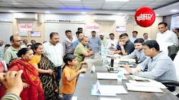 VIDEO: 'ताऊ ने घर में ताला लगा दिया'; DM के सामने 13 वर्षीय छात्र की बेबाक फरियाद, सुनकर सब रह गए हैरान