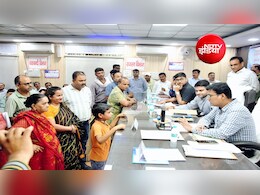 VIDEO: 'ताऊ ने घर में ताला लगा दिया'; DM के सामने 13 वर्षीय छात्र की बेबाक फरियाद, सुनकर सब रह गए हैरान