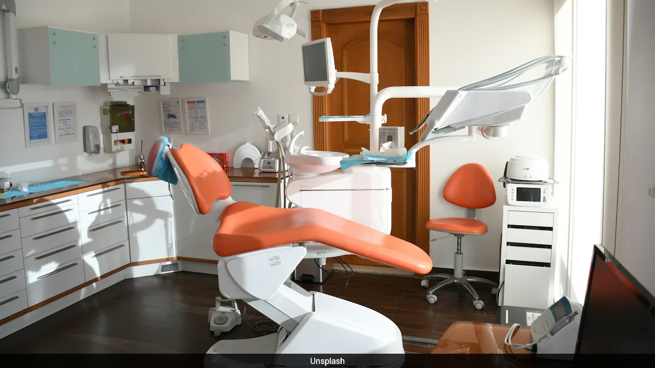 Chinese Man Went In For A Toothache, Clinic Pulled 12 Teeth And Drained His Bank Account