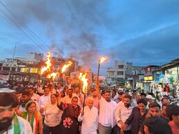 कांग्रेस की मशाल रैली में हादसा, जिलाध्यक्ष समेत 2 नेताओं पर गिरे जलते हुए अंगारे, बाल-बाल बचे