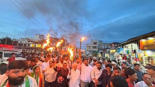 कांग्रेस की मशाल रैली में हादसा, जिलाध्यक्ष समेत 2 नेताओं पर गिरे जलते हुए अंगारे, बाल-बाल बचे