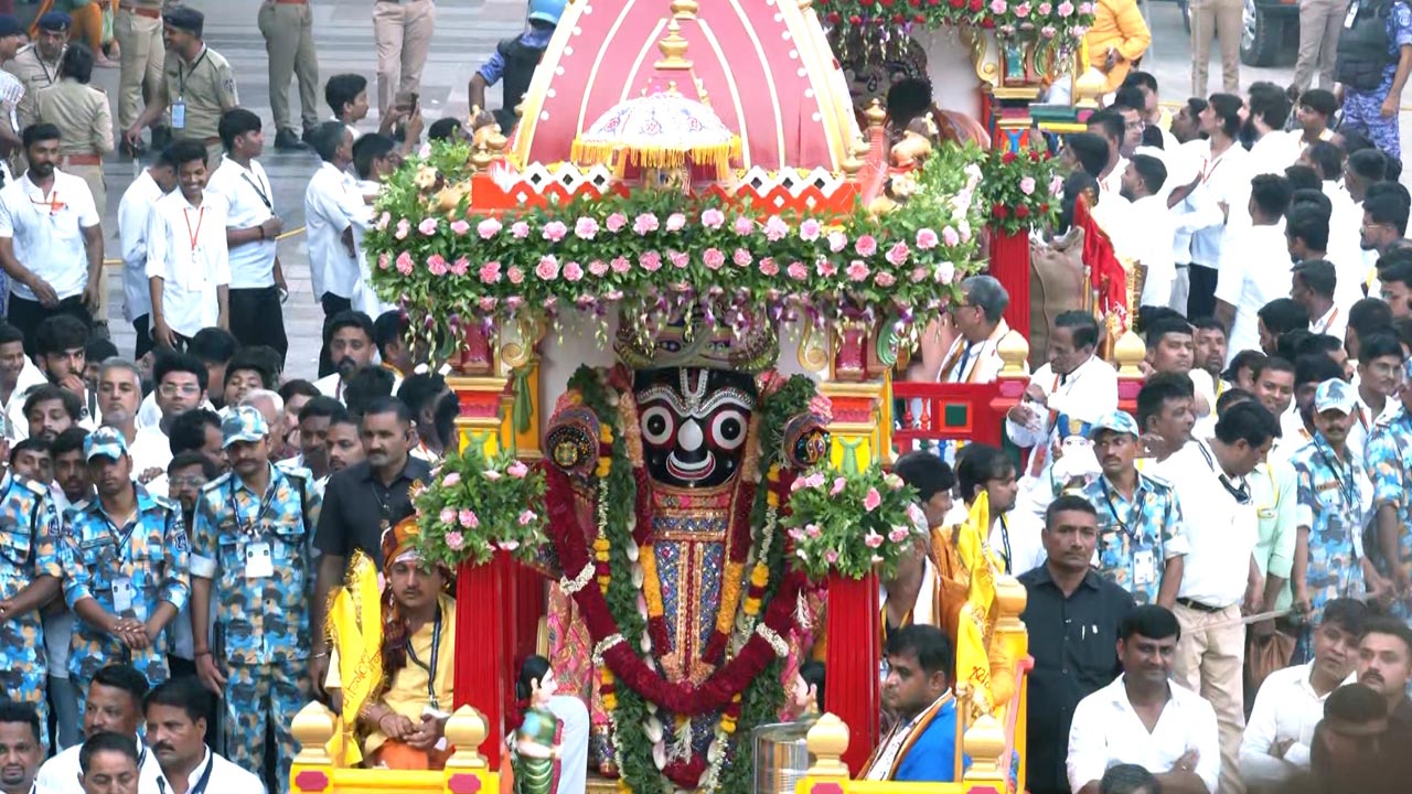 Ahmedabad's Jagannath Rath Yatra Begins Amid Massive Devotee Turnout