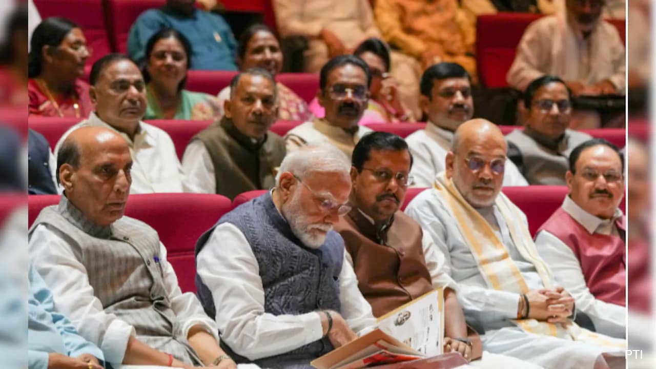 Parliament Monsoon Session Resumes Amid Opposition Protests Over NEET Leak, Student Crackdown