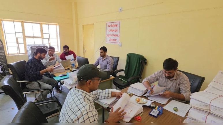 जैसलमेर की जमीनों पर इनकम टैक्&zwj;स की पैनी नजर, सब-रजिस्ट्रार कार्यालय में खंगाल रहे दस्&zwj;तावेज&nbsp;