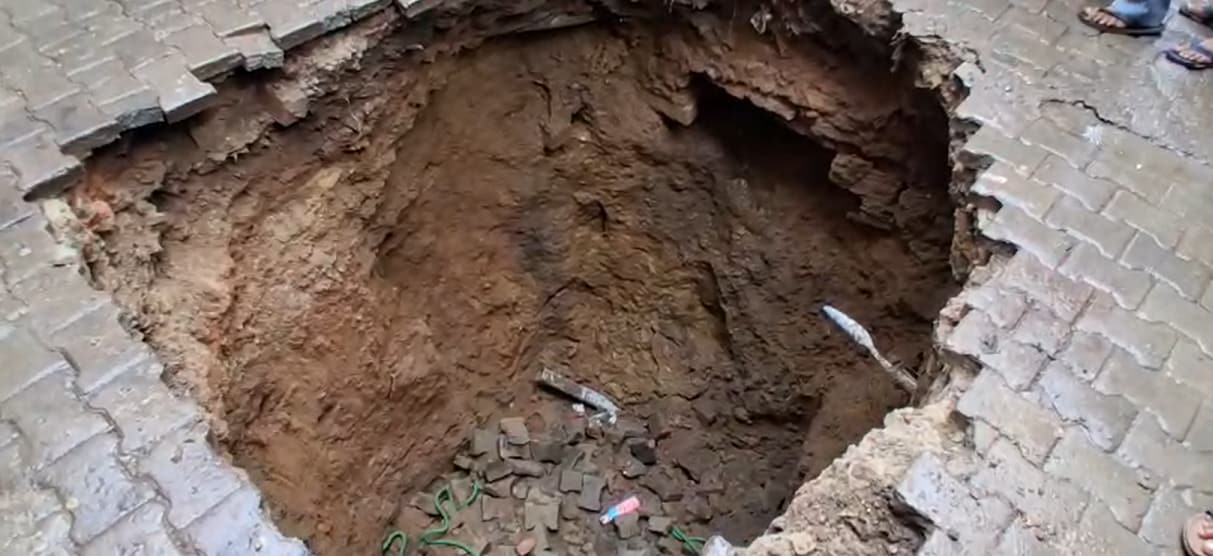 Mirzapur Road Collapse: ऐसी हुई सड़क की हालत