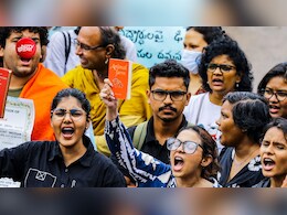 इलाहाबाद यूनिवर्सिटी की फीस 3 हजार, लेकिन DU की 26000 क्यों?  जंतर-मंतर पर बैठे छात्रों ने पूछे सवाल