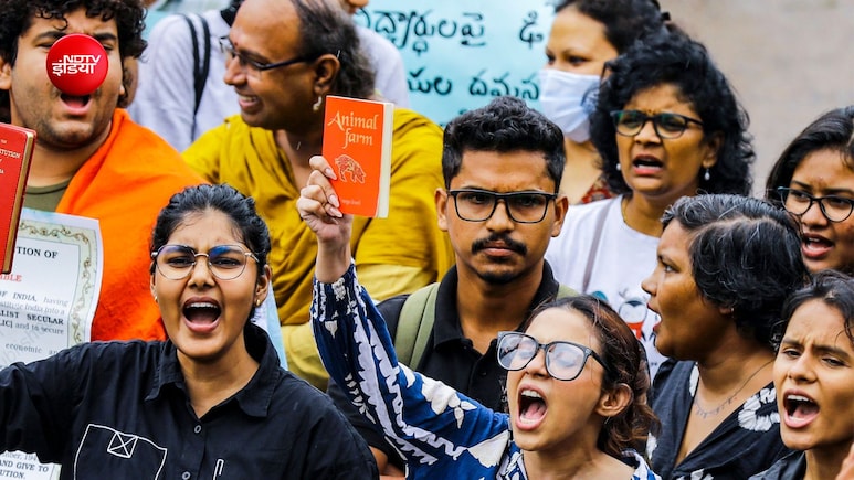 इलाहाबाद यूनिवर्सिटी की फीस 3 हजार, लेकिन DU की 26000 क्यों?  जंतर-मंतर पर बैठे छात्रों ने पूछे सवाल